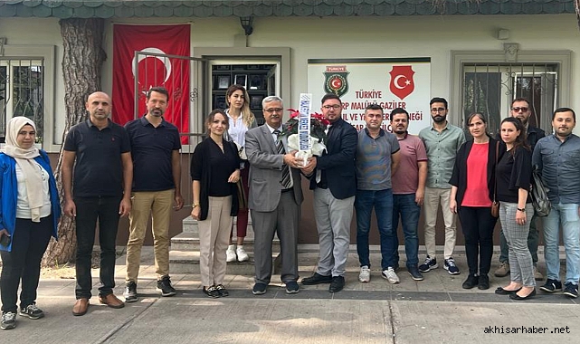 Akhisar'da Halk Eğitimi Merkezi'nden Şehit ve Gazilere Teşekkür Ziyareti
