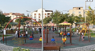 Akhisar’da ilk salıncak parkı hizmete açıldı