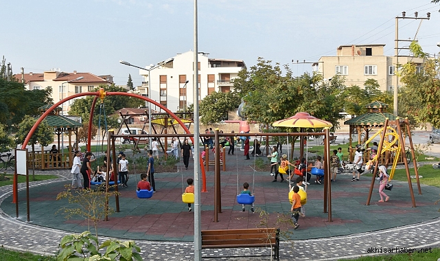 Akhisar’da ilk salıncak parkı hizmete açıldı
