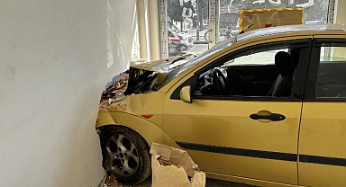 Akhisar'da otomobil dükkana daldı! Faciadan dönüldü