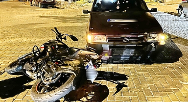 Akhisar'da otomobil ile motosiklet kavşakta çarpıştı 1 kişi yaralandı