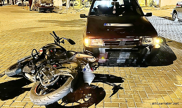 Akhisar'da otomobil ile motosiklet kavşakta çarpıştı 1 kişi yaralandı