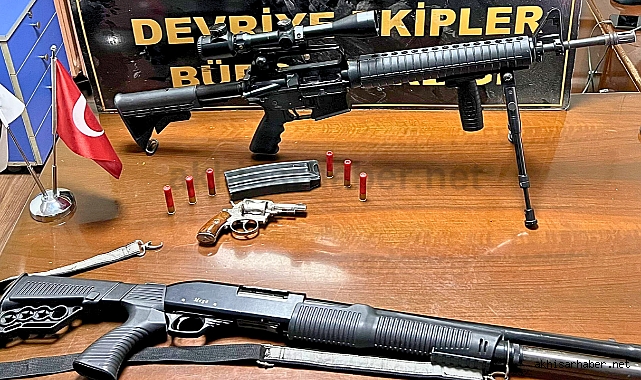 Akhisar'da Polisin Yakaladığı Şahsın Üzerinden Cephanelik Çıktı