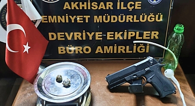 Akhisar'da Ruhsatsız Silah ve Uyuşturucu Madde Bulunan Şahıs Tutuklandı