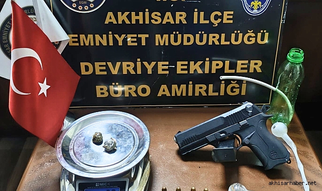 Akhisar'da Ruhsatsız Silah ve Uyuşturucu Madde Bulunan Şahıs Tutuklandı