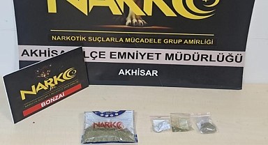 Akhisar'da şüphelinin üzerinde ve evinde uyuşturucu maddeler çıktı