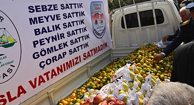 Akhisar Pazarcılar ve Manacılar Odası, Cumhuriyetin 100. Yılını Ücretsiz Meyve Dağıtarak Kutladı