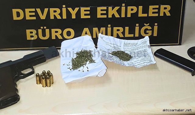 Akhisar polisi şüphelendiği şahıslarda arama yaptı! Esrar ve Tabanca Yakalandı