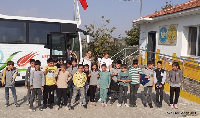 Akhisarlı 26 Öğrenci Arıların Dünyasını Keşfetti