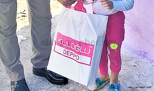 CHP Akhisar İlçe Başkanlığından Minik Ayaklar Üşümesin projesi