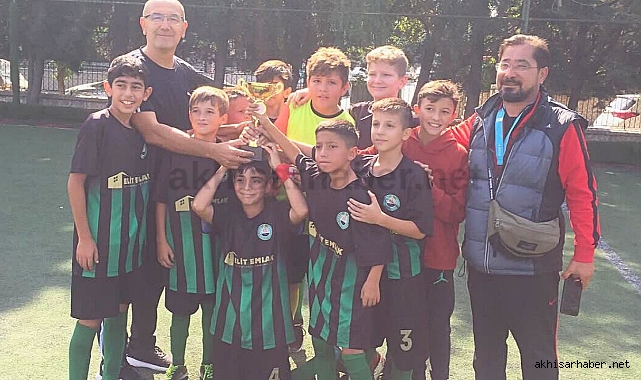 Cumhuriyetin 100.yılında Ali Şefik Ortaokulu Küçük Erkek Futsal şampiyonu