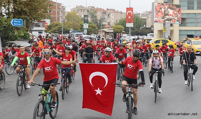 Cumhuriyetin 100.yılında bisikletliler Akhisar sokaklarını süsledi