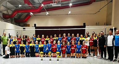 Cumhuriyetin 100.yılında Ülkü Ortaokulu yıldız kızlar voleybol takımı şampiyon oldu