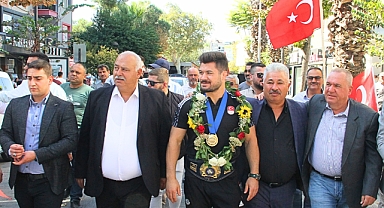Dünya Şampiyonu Ali Cengiz'e Akhisar'da görkemli karşılama