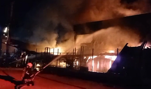 Manisa’da kauçuk fabrikasında yangın çıktı