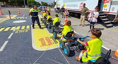 Mobil Trafik Eğitimi Tırı Akhisar'da öğrencilere eğitim verdi