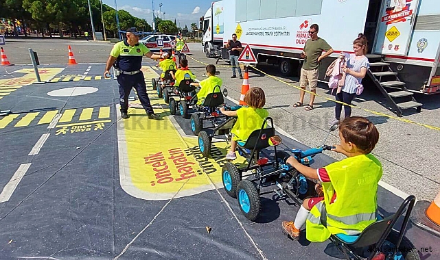 Mobil Trafik Eğitimi Tırı Akhisar'da öğrencilere eğitim verdi