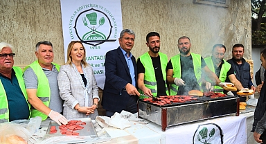 Pınar Gören'den 100.yıla özel etkinlik! Binlerce Kişiye Sucuk Ekmek Dağıtıldı
