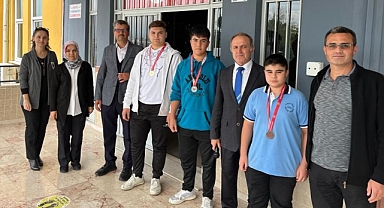 Akhisar Anadolu İmam Hatip Lisesi Güreşte Büyük Başarı Elde Etti