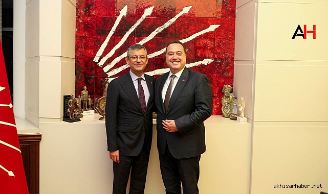 Akhisar Belediye Başkanı, CHP Lideri Özgür Özel'i Makamında Ziyaret Etti