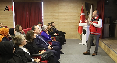Akhisar'da Ailelere Yönelik Önemli Seminer: Madde Bağımlılığı ve Aile İçi İletişim