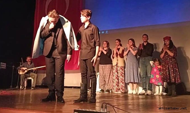 Akhisar'da Anlamlı 10 Kasım Gösterisi: Tiyatro ve Müzikle Atatürk Anıldı