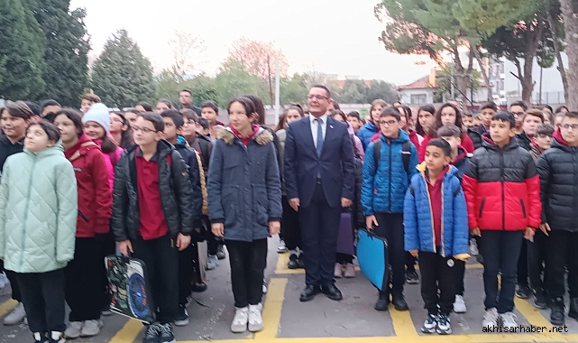 Akhisar'da ara tatil sonrası okullar yeniden açıldı