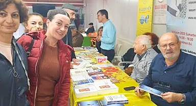 Akhisar'da Edebiyat Rüzgarı: Yazarlar İmza Gününde Buluştu