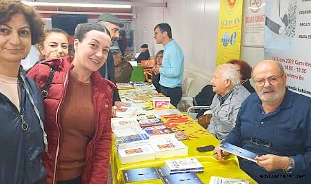 Akhisar'da Edebiyat Rüzgarı: Yazarlar İmza Gününde Buluştu