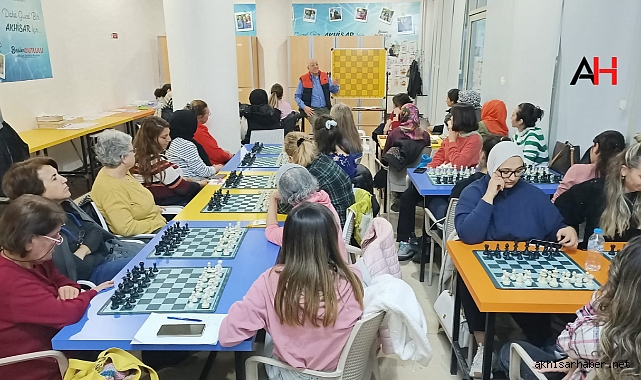 Akhisar'da Kadınlar İçin Ücretsiz Satranç Kursu Açıldı