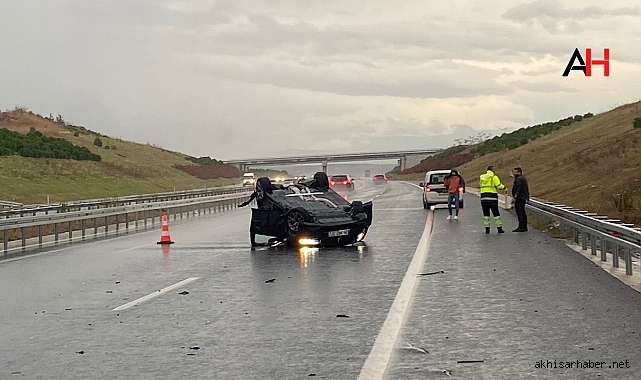 Akhisar’da otobanda takla atan otomobil sürücüsü yaralandı