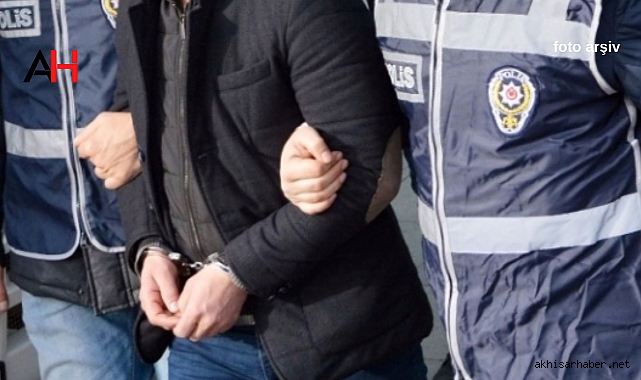 Akhisar polisi 8 ayrı suçtan aranan şahsı yakaladı