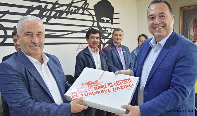 Akhisarlı muhtarlardan Başkan Besim Dutlulu'ya teşekkür ziyareti