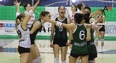 Akhisar Belediye Kadın Voleybol takımı Karşıyaka'yı 3-0 yendi