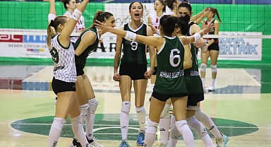 Akhisar Belediye Voleybol takımı, Bergama'yı 3-0 yendi