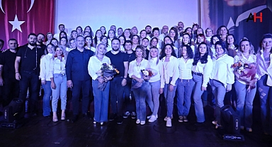 Akhisar Belediyesi Popüler Müzik Korosu'ndan Nostaljik Bir Gece
