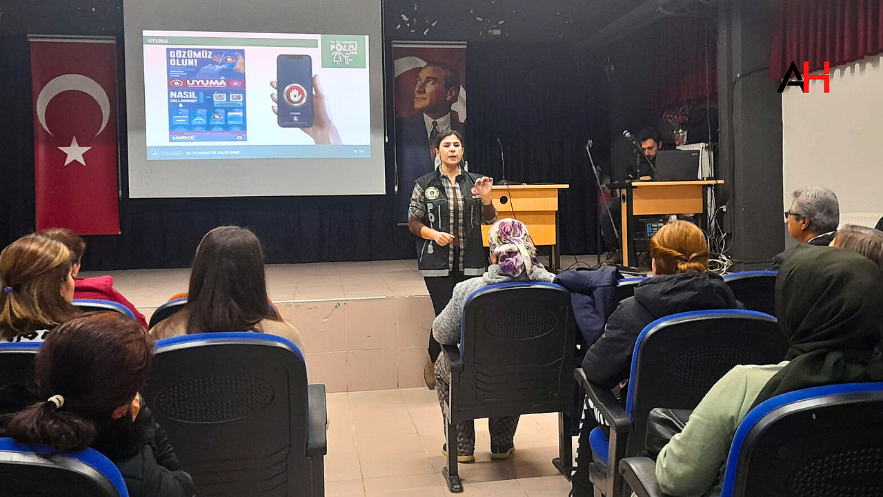 Akhisar'da Bağımlılıkla Mücadelede Önemli Bir Adım: Öğrenci ve Velilere Eğitim Verildi