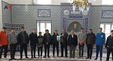 Akhisar'da Değerler Eğitimi: Gençler Cami Gençlik Halkasında Buluştu