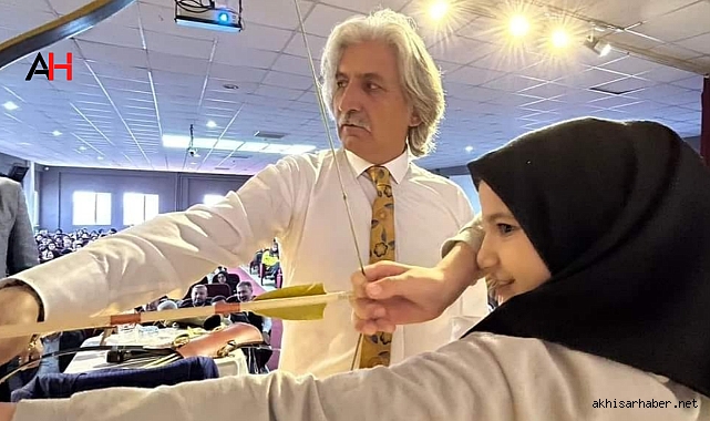 Akhisar'da Geleneksel Okçuluk Rüzgarı: Şehzadeler Kaymakamı Öğrencilerle Buluştu
