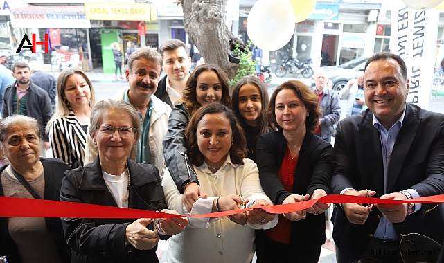 Akhisar'da Kadın Girişimcinin Başarısı:  Pırıl Temizlik Ürünleri Açıldı