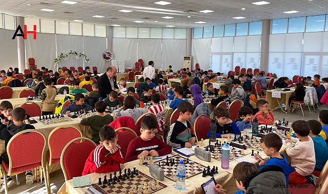 Akhisar'da Minik Satranç Ustaları Yarıştı