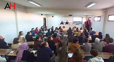 Akhisar'da Öğretmenlere Erasmus Projeleri Hakkında Bilgilendirme Toplantısı
