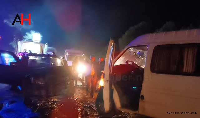 Akhisar'da trafik kazası 8 kişi yaralandı