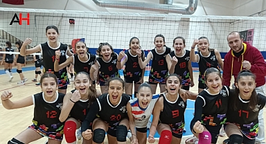 Akhisar Gençlik Kız Voleybol Takımı Çeyrek Finale Namağlup İlerliyor