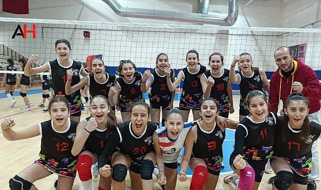 Akhisar Gençlik Kız Voleybol Takımı Çeyrek Finale Namağlup İlerliyor