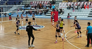 Akhisargücü Kadın Voleybol takımı Turgutlu'dan 1 puan aldı