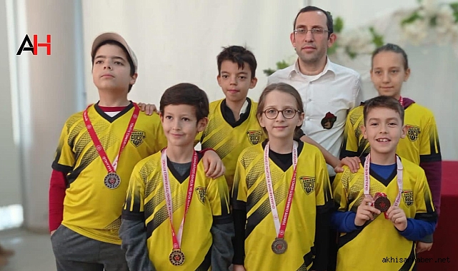 Akhisargücü Satranç Takımı Yaş Gruplarında Zirveyi İşgal Etti