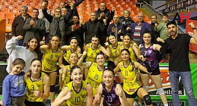 Akhisargücü SK, İzmir Arkas'ı Evinde Yendi: Voleybolda Heyecan Dolu Maç