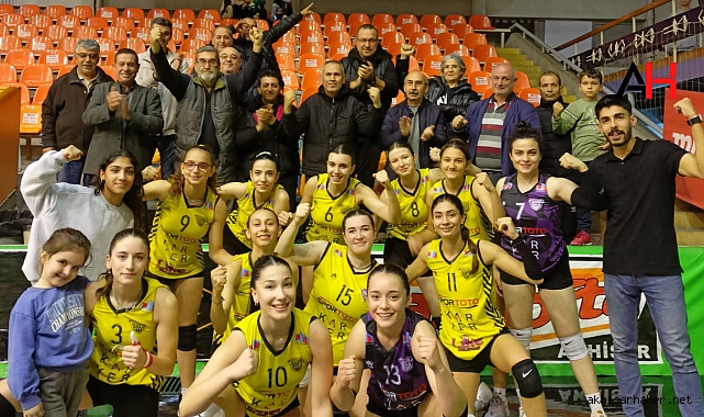 Akhisargücü SK, İzmir Arkas'ı Evinde Yendi: Voleybolda Heyecan Dolu Maç