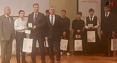 Akhisarlı Gençler Manisa'da Kuran-ı Kerim Okuma Yarışmasında Fark Yarattı